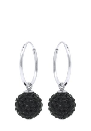 Boucles d'oreilles créoles en argent avec des pendentifs ronds ornés de cristaux noirs suspendus à chaque créole, sur fond blanc.