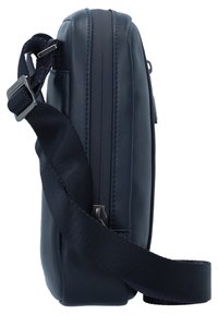 Borsa in pelle blu navy con forma rettangolare, chiusura a zip e una tracolla in tessuto testurizzato. Presenta cuciture sottili e eleganti dettagli in metallo.