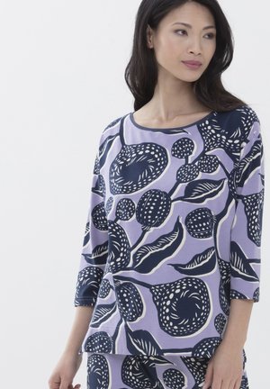 Bluse mit floralem Muster in Lila und Dreiviertelärmeln. Sie verfügt über marineblaue und weiße botanische Designs, ein weiches Baumwollmaterial und einen runden Ausschnitt.