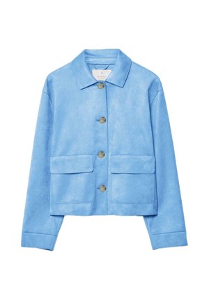 Svetlo modra semiš jakna z ovratnikom, štirimi gumbi spredaj, dvema velikima sprednjima žepoma z zankama in dolgimi rokavi.
