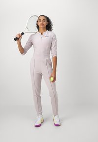 Nike Performance HERITAGE PANT - Treniņtērpa apakšdaļas - platinum violet/barely volt