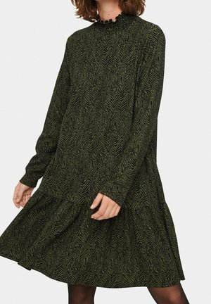 Robe à manches longues en tissu vert foncé avec un motif en zigzag texturé, présentant un col volanté et un ourlet à volants.