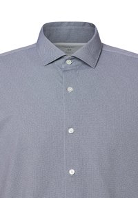 Button-up Hemd aus strukturiertem grauem Stoff, mit spitzem Kragen, fünf Knöpfen und schlanker Passform. Etikett im Kragen sichtbar.