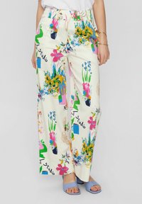 Leichte, crèmefarbene, weite Hosen mit einem floralen und abstrakten Farbklecks-Muster. Elastischer Bund und seitliche Taschen.