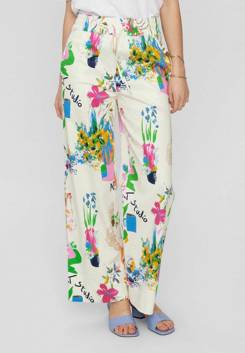Leichte, crèmefarbene, weite Hosen mit einem floralen und abstrakten Farbklecks-Muster. Elastischer Bund und seitliche Taschen.