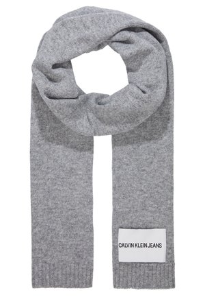 Hellgrauer, gestrickter Schal mit einem Calvin Klein Jeans-Label, das nahe dem Ende eingenäht ist. Der Schal ist gefaltet in einer Schlaufe dargestellt.