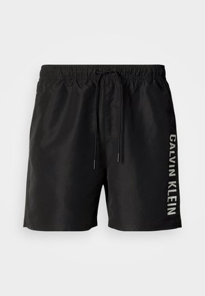 Juodi plaukimo šortai su elastine juosmens juosta ir raišteliu, dešinėje kojoje vertikaliai išdėstytas „Calvin Klein“ logotipas.