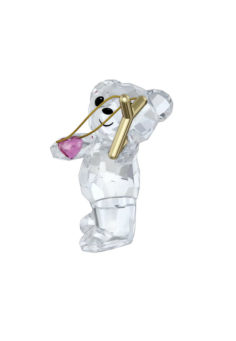 Klar kristallbjörn som håller i en gyllene snöre med ett rosa hjärtpärla. Den har rundade öron, svarta ögon och geometriska facetter.