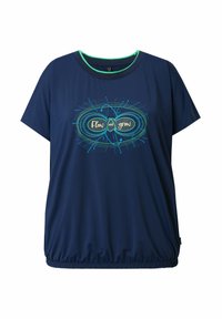 Chemise bleu marine à manches courtes avec bordure verte au niveau du col, ourlet élastique, et un motif central représentant des tourbillons bleus et verts avec le texte « Flow and grow. »