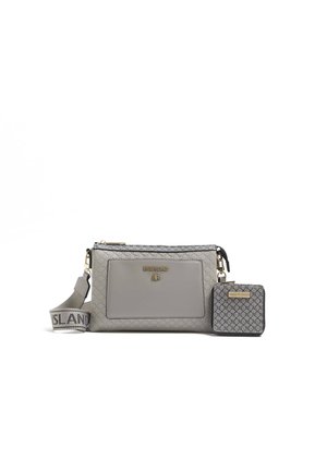 Grå Gray River Island crossbody taske med tekstureret mønster, frontlomme, mærket rem og matchende lille lynlåspung på hvid baggrund.