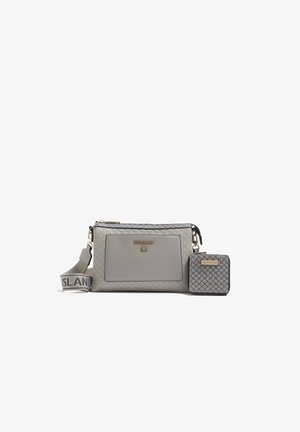 Sac bandoulière gris Gray River Island avec motif texturé, poche avant, sangle de marque et petite pochette zippée assortie sur fond blanc.