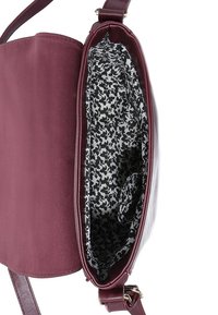 Borsa bordeaux con una superficie liscia, dotata di una fodera interna a motivo bianco e nero. Include una piccola tasca interna per l'organizzazione.