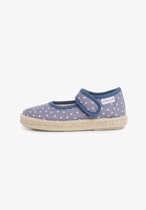 Chaussure en tissu doux à pois bleus avec une bande Velcro. Elle dispose d'une semelle en corde de jute et d'un intérieur rembourré pour plus de confort.