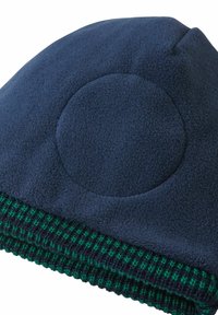 Czapka z polaru w kolorze granatowym z zielono-czarnym paskowanym paskiem o fakturze. Posiada gładką górę z okrągłym detalem designu.