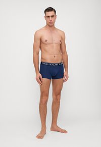Boxeri scurți bleumarin cu un design patterned și o bandă elastică albă cu logo-ul "POLO RALPH LAUREN", confecționați dintr-un material elastic. Fără hardware vizibil.