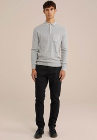 Cămașă polo gri, cu mâncă lungă și dungi, cu guler și un buzunar, asociată cu pantaloni negri slim-fit și pantofi negri. Design simplu și elegant.