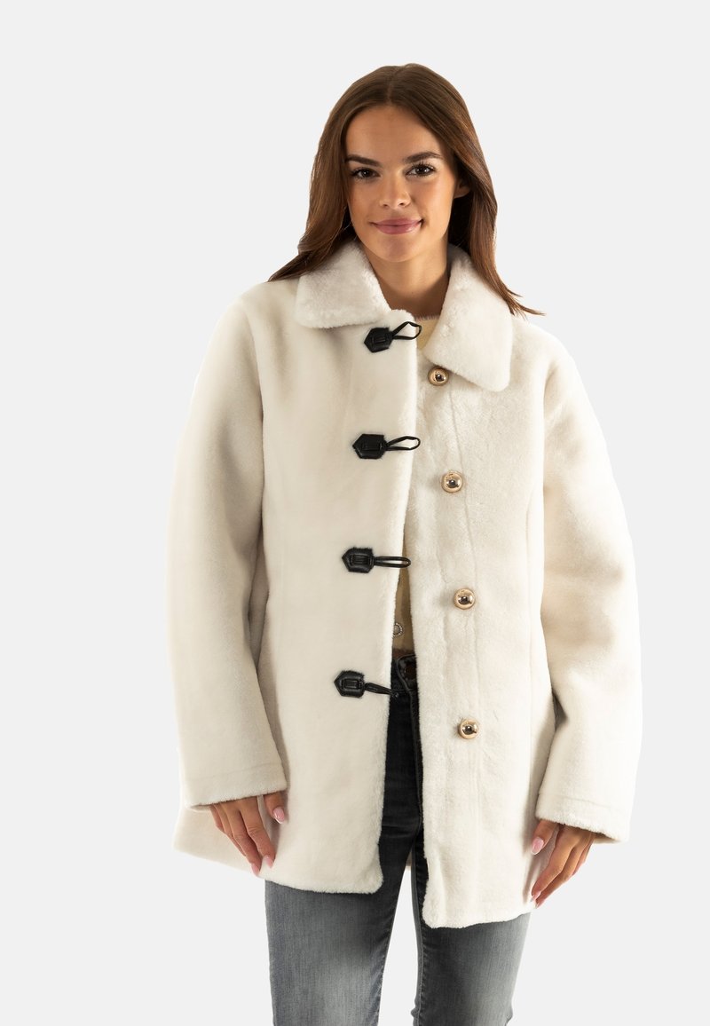 Cappotto in pelliccia sintetica bianca con ampio colletto, chiusura a bottoni a toggle e due bottoni anteriori. Presenta una texture morbida e una vestibilità comoda.