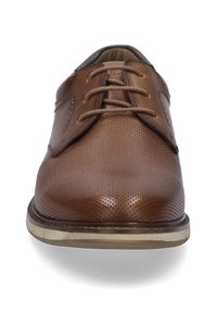 Hnědé kožené boty s perforovanou texturou, kulatou špičkou a hnědými tkaničkami. Podešev je světlá s mírným kontrastem. Klasický design.