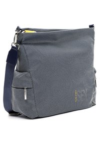 Borsa a spalla a righe blu navy e bianca con chiusura a zip, tracolla regolabile e hardware color argento. Presenta una tasca frontale.
