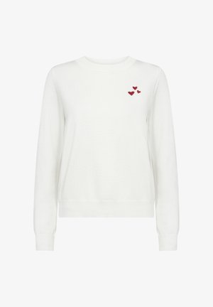 Weißer Strickpullover mit rundem Halsausschnitt, langen Ärmeln und drei kleinen roten Herzen-Stickereien auf der oberen linken Seite. Weiche Textur und figurbetontes Design.