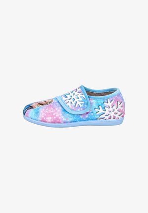 Pantufla azul, rosa y blanca con diseño de copos de nieve, fabricada en un tejido suave y con cierre de gancho y bucle; punta redondeada e interior acolchado para mayor comodidad.