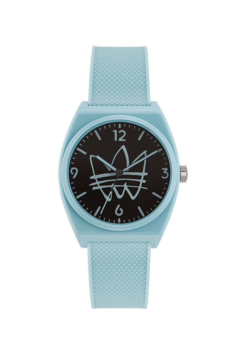 Montre en silicone bleu clair avec un cadran rond noir présentant un design graphique blanc. Comprend des marques horaires et un bracelet texturé.