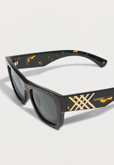 Μαύρα ορθογώνια γυαλιά ηλίου με μπράτσα σε σχέδιο καπλαμά και χρυσή διακόσμηση με το λογότυπο Burberry στον κρόταφο.