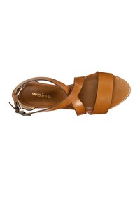 Sandale en cuir marron avec des brides entrecroisées et une texture lisse. Elle dispose d'une semelle intérieure rembourrée et d'une fermeture à boucle sur la bride de cheville.