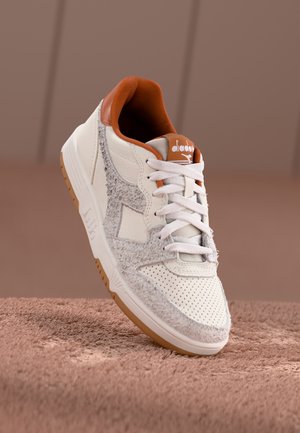 DEUCE HAIRY UNISEX - Sneakers basse - white/rust