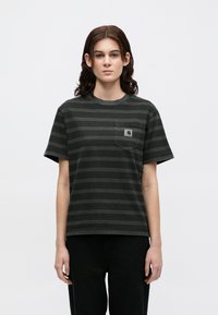 Šedé pruhované tričko s krátkým rukávem, kulatým výstřihem a kapsou na prsou. Na kapse se nachází malá nášivka s logem.