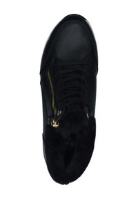 Baskets en cuir noir avec finition texturée, présentant un détail de fermeture éclair sur le côté, doublure en fourrure noire au col et lacets plats.