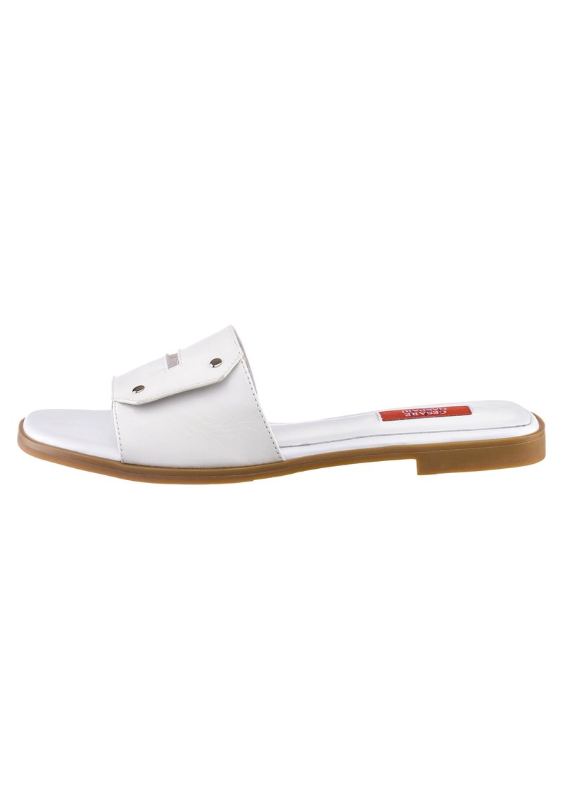 Sandal alb cu talpă plată dintr-un material synthetic neted, curea lată cu mici accente argintii, talpă maro și fără toc.