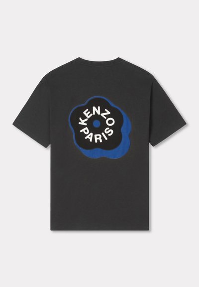 Sort kortærmet T-shirt med et blåt og sort blomsterdesign på ryggen, med hvid tekst "KENZO PARIS" i et cirkulært mønster.