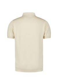 Beige gebreide polo met korte mouwen, voorzien van een geribbelde kraag en manchetten, een gladde textuur en een getailleerd ontwerp. Achteraanzicht weergegeven.