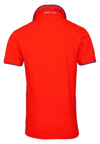 T-shirt polo rouge à manches courtes, avec un col bleu et le logo "U.S. POLO ASSN" brodé au niveau de la nuque.