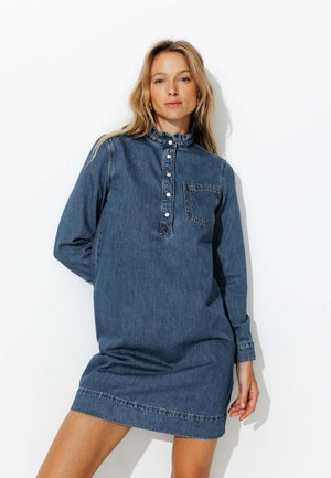 Robe chemise en denim à manches longues, avec un col volanté, une patte de boutonnage et une poche poitrine. Dans une teinte bleu moyen, avec une coupe décontractée.