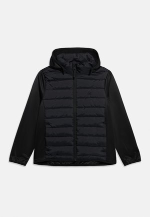 Μαύρο μπουφάν με κουκούλα, εμπρός με καπιτονέ σχέδιο, μανίκια από λείο ύφασμα και κλείσιμο με φερμουάρ στο μπροστινό μέρος σε απλό φόντο.