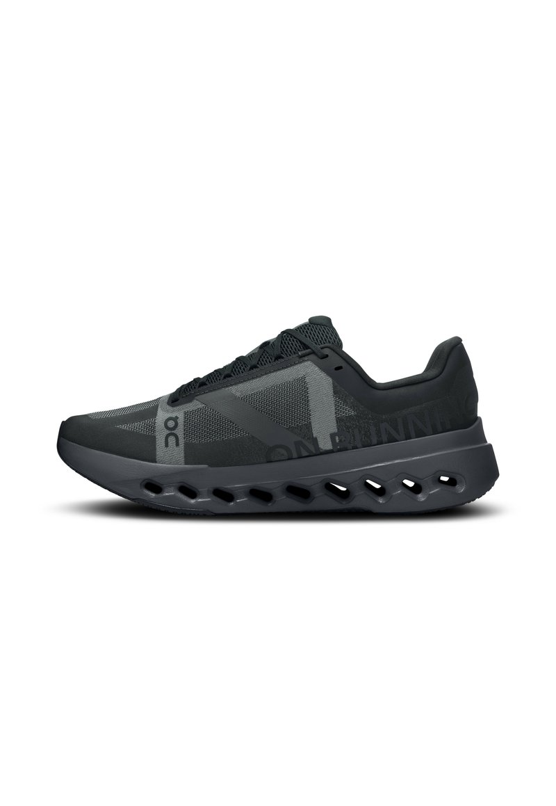 Baskets de course noires avec une tige en maille respirante, un design texturé et une semelle rembourrée dotée de sections découpées pour plus de flexibilité.