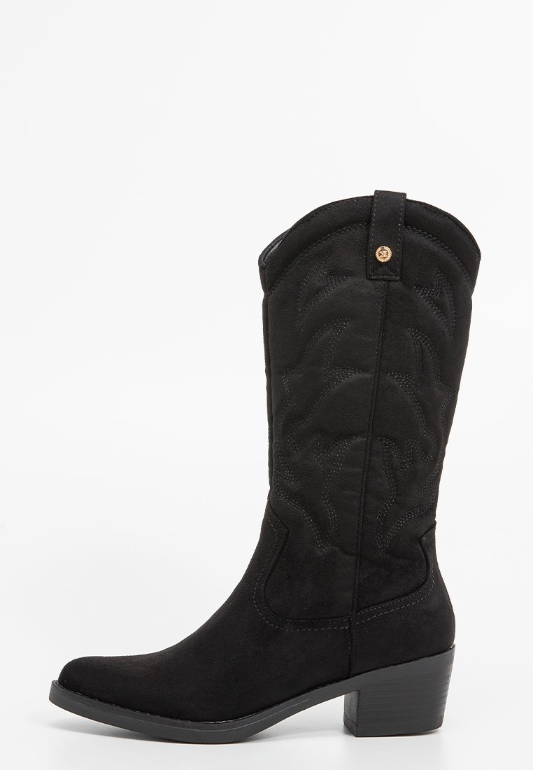 Stivali western in suede nero con motivo ricamato decorativo, altezza fino al polpaccio e tacco largo. Dotati di una linguetta per indossarli facilmente.