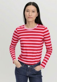 Rood en roze gestreepte langemouwen shirt met een ronde halslijn, gemaakt van zachte stof. Strak ontwerp met contrasterende kleuren en een lichtgewicht textuur.