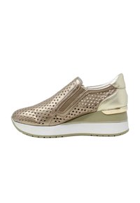 Scarpa slip-on realizzata in materiale perforato dorato metallico con colletto imbottito, pannelli elastici laterali e tacco a zeppa, accentuata da un elemento dorato.