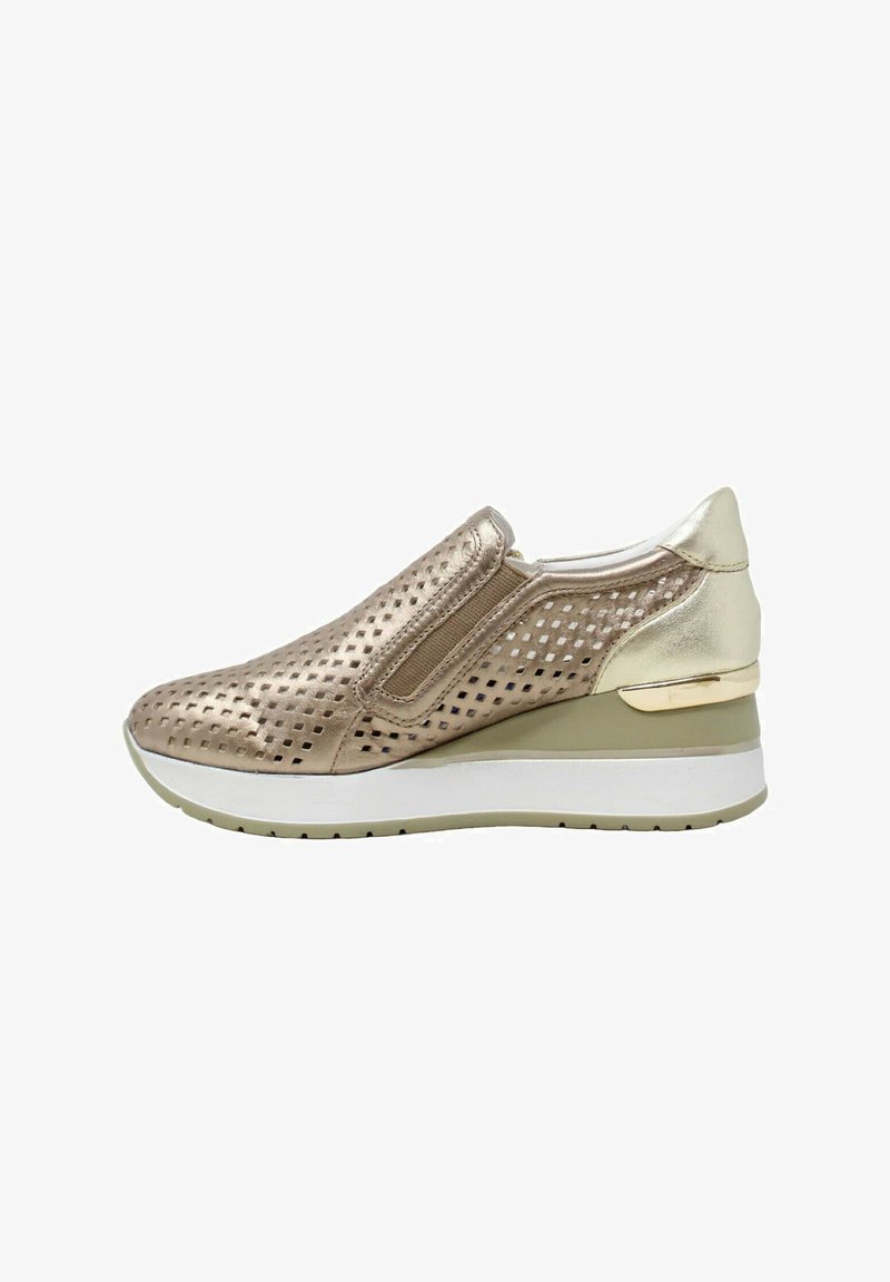 Scarpa slip-on realizzata in materiale perforato dorato metallico con colletto imbottito, pannelli elastici laterali e tacco a zeppa, accentuata da un elemento dorato.
