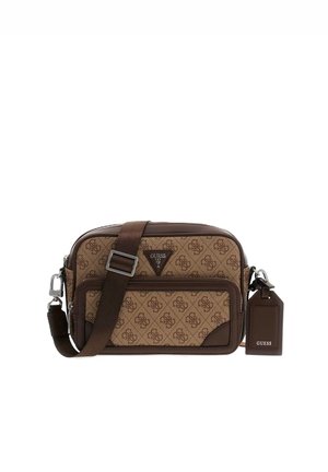 Borsa a tracolla Guess marrone e beige con motivo monogram, tracolla regolabile, tasca frontale e targhetta marchiata per bagagli.