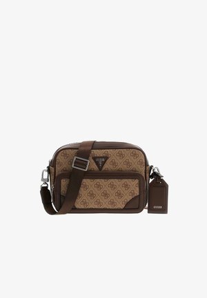 Sac bandoulière Guess marron et beige avec motif monogramme, sangle réglable, poche avant et étiquette de bagage de marque attachée.
