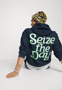 Mennace SEIZE THE DAY HOODIE - Camisola - black