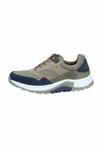 Sneaker color tan e blu navy realizzati in suede e rete, con una suola bianca imbottita e dettagli testurizzati; punta arrotondata e design con lacci.