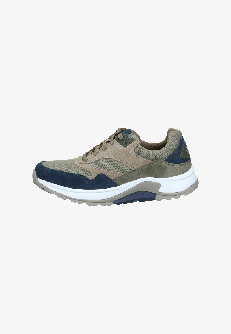 Sneaker color tan e blu navy realizzati in suede e rete, con una suola bianca imbottita e dettagli testurizzati; punta arrotondata e design con lacci.