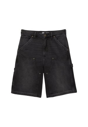 Shorts en denim noir avec une coupe décontractée, de grandes poches avant et des détails de couture subtils. Le tissu a une texture lisse avec un lavage foncé.