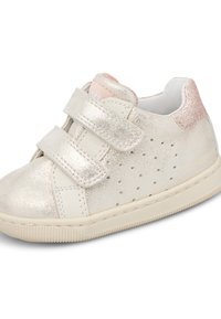 Sneaker metallizzato beige per bambini con due strappi in velcro, dettagli laterali perforati e accento di glitter rosa sulla linguetta del tallone.