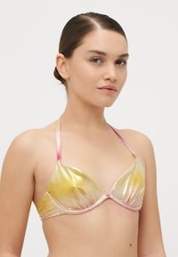 Triangulær bikinitopp i iriserende stoff, med en gradient av gule og rosa nyanser. Tynne stropper og en subtil glans.
